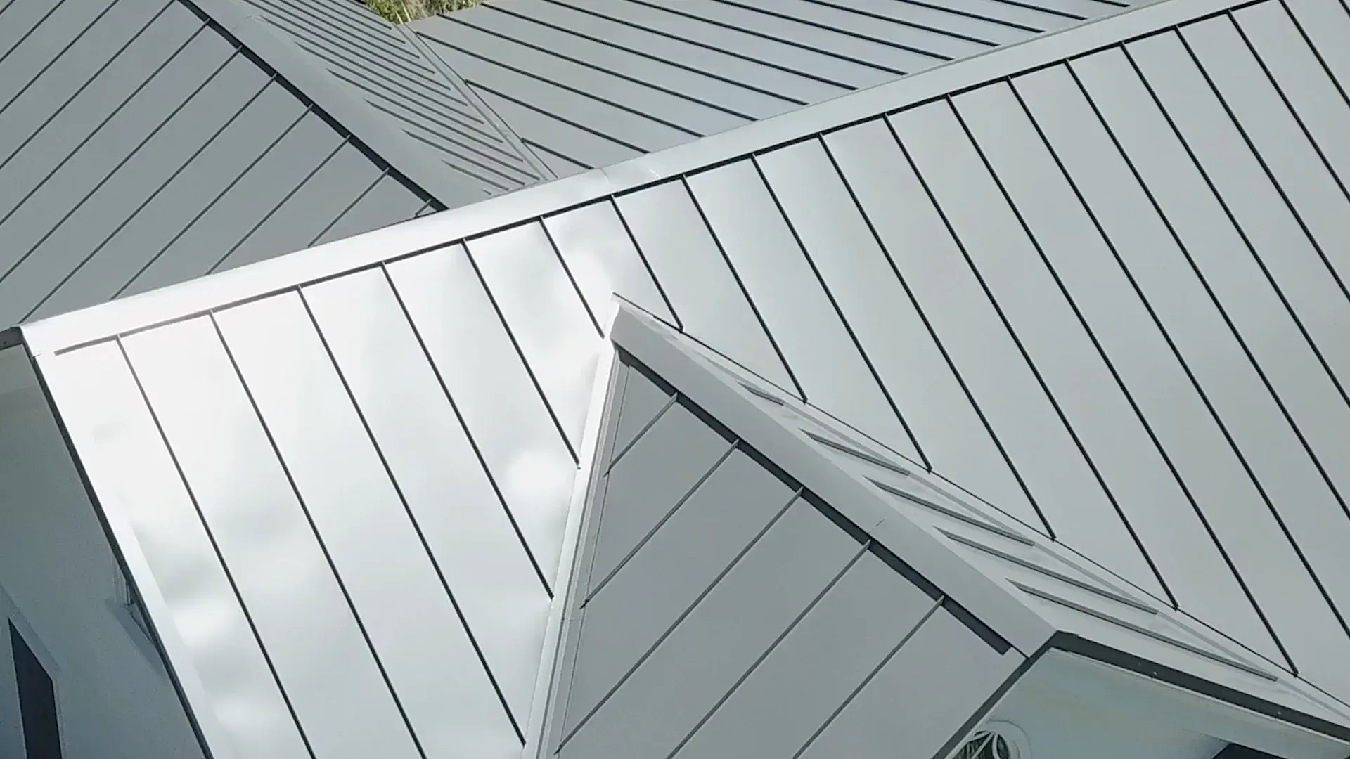 Before And After of a roof replacement project